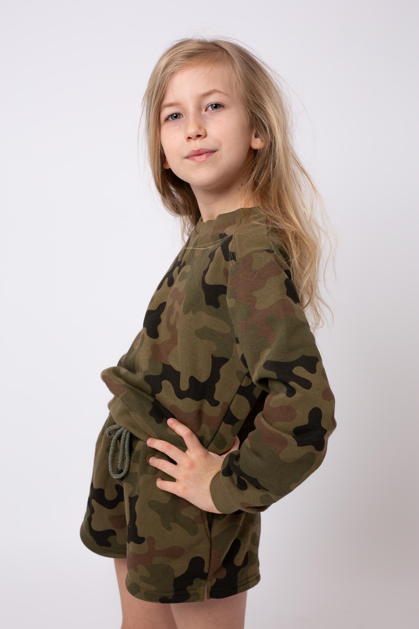 Bluza dresowa moro dla dziewczynki krótka WZ.93 Produkt Polski - obrazek 2